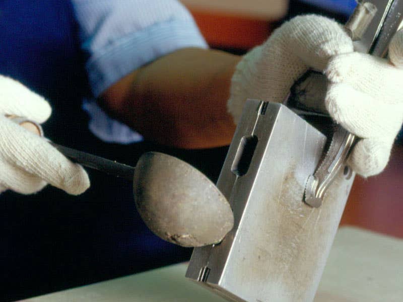 Håndverkskunsten bak Royal Selangor — 9 teknikker fra smelte til ferdig objekt