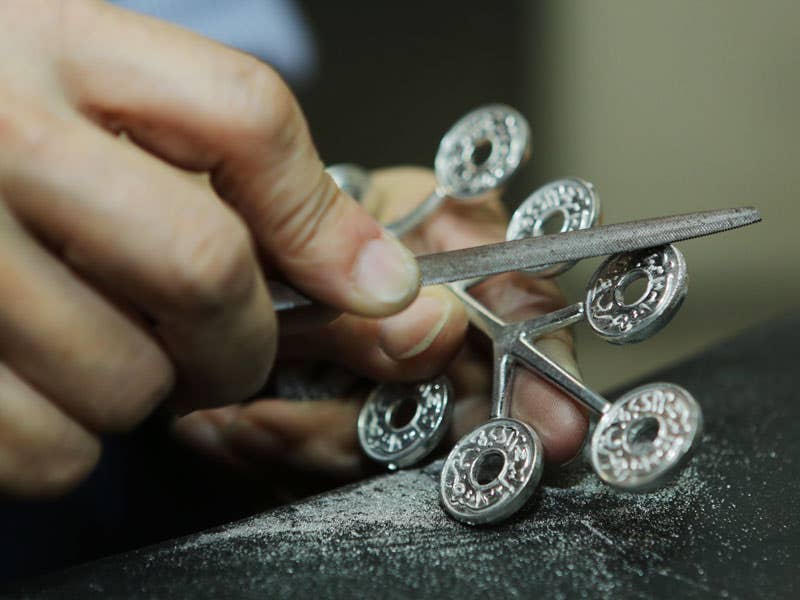 Filing av tinn hos Royal Selangor
