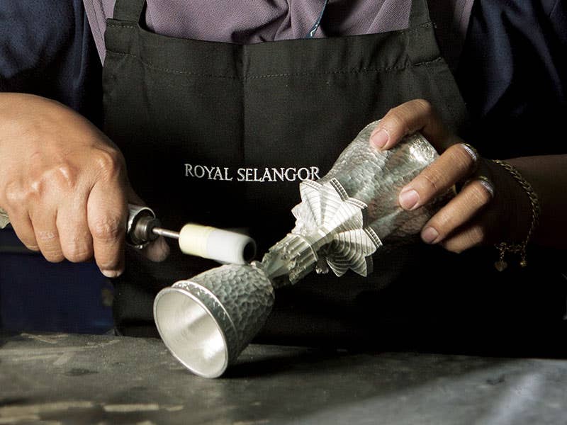 Håndpolering av Royal Selangor tinn